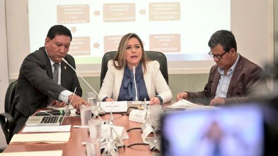 Los asambleístas Fausto Terán (izq.) y Johanna Cedeño (centro) anunciaron que analizan su permanencia en Alianza PAIS, en una rueda de prensa el 5 de febrero de 2020.