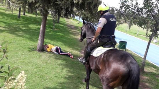 Un policía a caballo realiza un patrullaje en el interior del parque La Carolina, en Quito el lunes 3 de febrero de 2020.