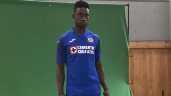 El volante ecuatoriano ya posó con la camiseta del Cruz Azul mexicano