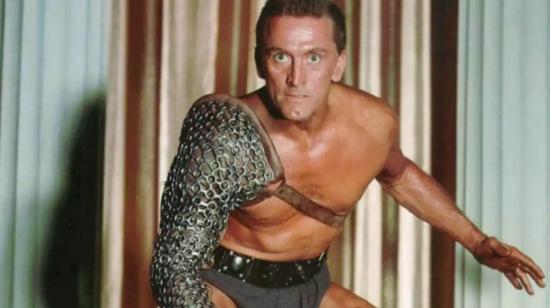 Una imagen clásica de Kirk Douglas, como Espartaco, en el filme homónimo de 1960, dirigido por Stanley Kubrick.