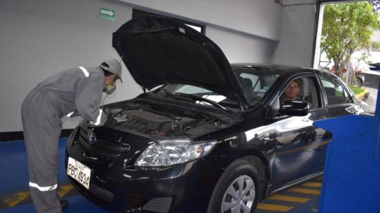 Técnicos realizan la revisión vehicular a un auto, el 6 de febrero de 2020.