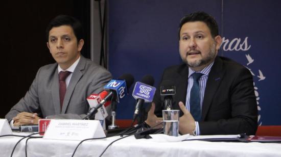José David Recalde, gerente del proyecto Metroférico, y el ministro de Transporte, Gabriel Martínez, en una rueda de prensa este 6 de febrero de 2020.