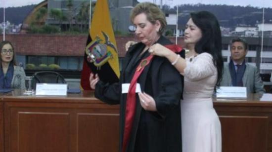 Paulina Aguirre, presidenta de la Corte Nacional, recibe la toga por parte de la presidenta de la Judicatura.