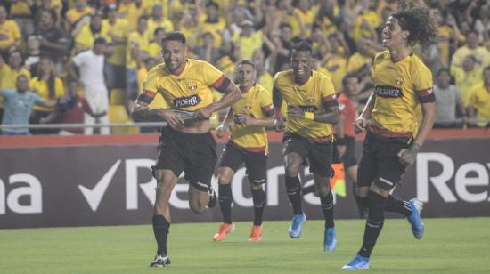 Los ecuatorianos festejan el segundo gol en el estadio Monumental de Guayaquil.