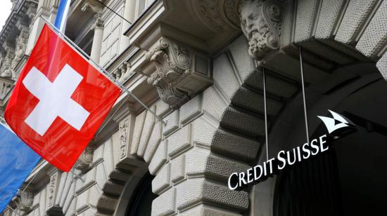 La bandera de Suiza flamea sobre la fachada de la casa matriz del banco Credit Suisse, en Zurich, Suiza.