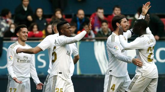 El equipo de Znedine Zidane festeja una victoria frente al Osasuna en el Santiago Bernbéu.