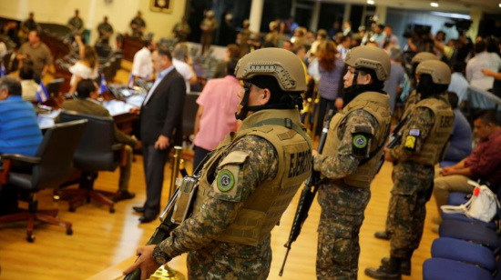 Militares salvadoreños, equipados con rifles de asalto, irrumpieron en parlamento de ese país centroamericano.