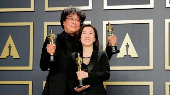 El director Bong Joon-ho y la productora Kwak Sin-ae , de 'Parasite' posan el 9 de febrero de 2020 con sus premios Oscar.