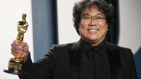 El director surcoreano Bong Joon-ho sostiene uno de sus Oscar, en una de las fiestas después de la entrega de los premios.