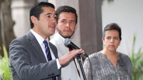 El ministro de Finanzas, Richard Martínez, y la ministra de Gobierno, María Paula Romo, durante una declaración de prensa en febrero de 2020.