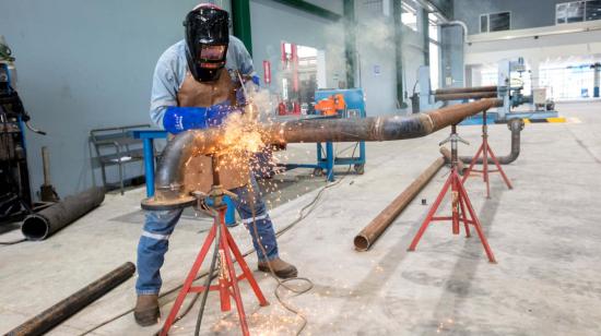 Imagen referencial de un trabajador en los talleres de Calderería y Soldadura de la Refinería Esmeraldas.