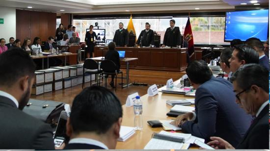 En el costado derecho de la sala de audiencias de la Corte Nacional están ubicados los abogados defensores del correísmo.