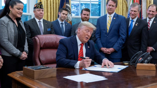 El presidente de EE. UU., Donald Trump, durante la firma de una ley para los veteranos de guerra en el Despacho Oval.