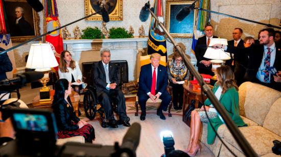 Los presidentes Lenín Moreno y Donald Trump, durante una conferencia de prensa en la Casa Blanca junto a las primeras damas Rocío González y Melania Trump, el 12 de febrero de 2020.