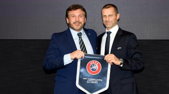 Alejandro Domínguez, presidente de Conmebol (derecha), junto a Aleksander Čeferin, presidente de UEFA, el 12 de febrero de 2020.