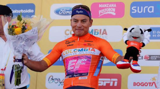 El carchense Jonathan Caicedo mantiene la camiseta naranja del líder del Tour Colombia. 