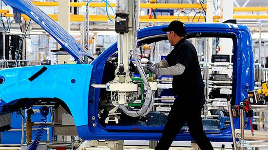 Fotografía cedida por el fabricante de vehículos Toyota, que muestra a trabajadores en la nueva planta en México.