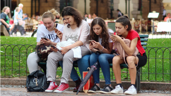 Once de cada 100 niños menores de 15 años posee un celular en el país, según el INEC. Autoridades piden a los padres conversar con sus hijos sobre los contenidos que ven en redes sociales. 