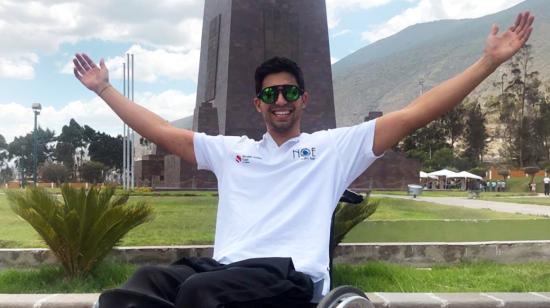 Correa aprovechó su estadía en Quito para visitar el monumento a la Mitad del Mundo.