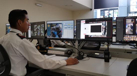 Agente metropolitano de control en el centro de radio y comunicación.