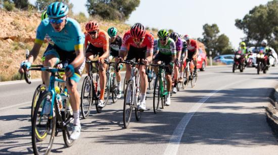 Jefferson Cepeda (de verde y blanco), en la fuga de la primera etapa de la Vuelta a Murcia. 