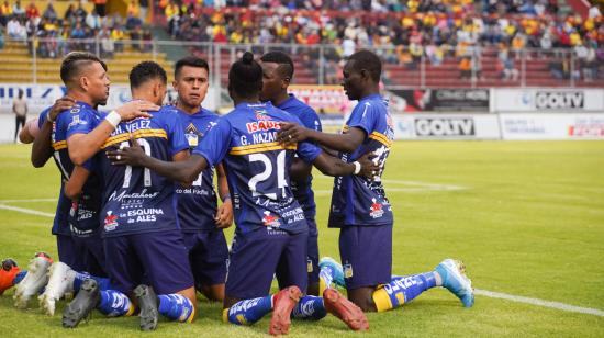 Los jugadores de Delfín festejaron en su debut en el campeonato ecuatoriano 2020.