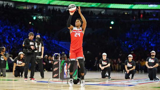 Buddy Hield en la final del concurso de triples de la NBA.