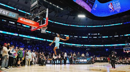 El salto de Derrick Jones que le valió para ganar el concurso de volcadas de la NBA. 