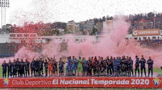 Los jugadores de El Nacional se presentaron ante su afición en el estadio Olímpico Atahualpa. 