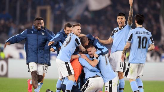 Los jugadores de Lazio festejan la remontada en el marcador, que los pone a un punto de la Juventus en el fútbol de Italia. 