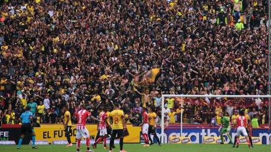 A los siete minutos del partido, el estadio se envolvió en aplausos hacia los hinchas fallecidos.