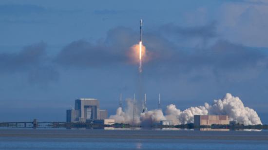 El cohete Falcon 9, de SpaceX, llevó 60 cohetes starlink al espacio para crear una red de provisión de Internet planetaria.