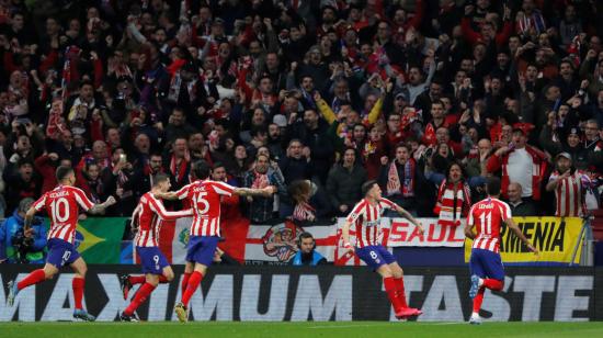 Los futbolistas de Atlético Madrid festejan el triunfo del partido de ida en España frente a Liverpool.