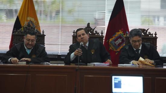 Iván León pide a los camarógrafos de los medios de comunicación que abandonen la sala antes del inicio del sexto día de juicio.