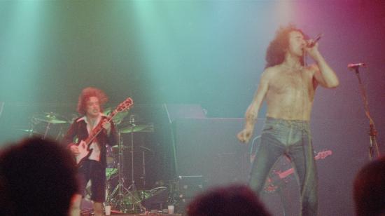 Bon Scott y Angus Young en concierto, 1979. 