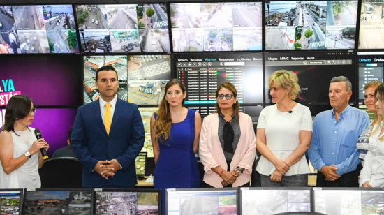 La alcaldesa Cynthia Viteri durante la entrega de los 600 botones de auxilio para víctimas de violencia intrafamiliar.