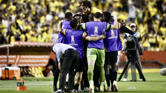 Los jugadores de Barcelona celebran el gol de Fidel Martínez ante Cerro Porteño. 