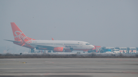 Un avión de la empresa Sky Up, fletado por el Gobierno ucraniano, trasladó a 72 evacuados de Wuhan en China. Entre los pasajeros constan cinco ecuatorianos. 