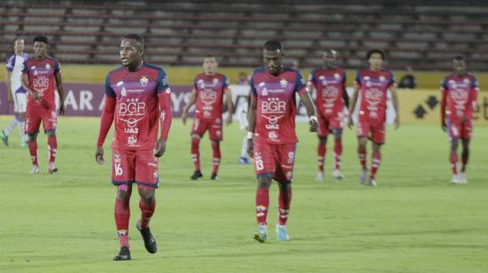 Los jugadores de El Nacional salen derrotados del Olímpico Atahualpa, tras ser eliminados. 