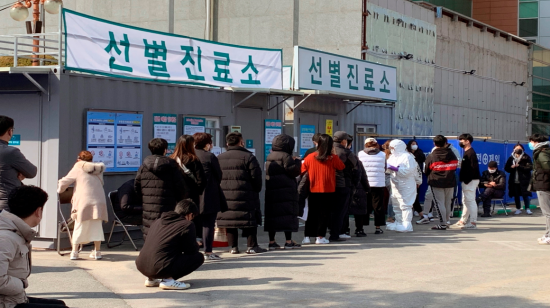 Decenas de pacientes hacen fila en un centro médico de Daegu, Corea de Sur.   