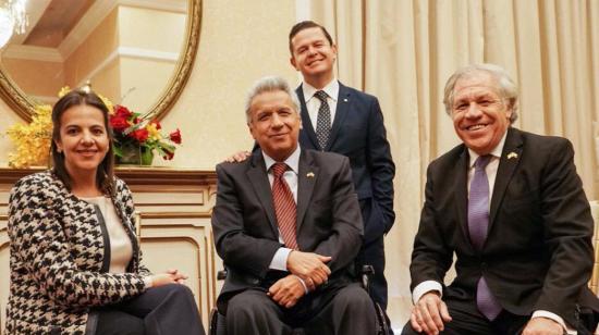 Los ministros María Paula Romo y Juan Sebastián Roldán, junto al presidente Lenín Moreno y el secretario general de la OEA, Luis Almagro.