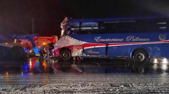 Un bus interprovincial se accidentó en la vía a Naranjal el 22 de febrero.