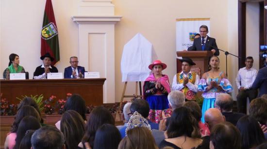 Javier Altamirano, alcalde de Ambato, participó  en el acto de proclamación del Festival de la Fruta y de las Flores.