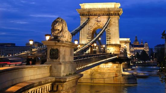 El puente de las cadenas es uno de las estructuras más importantes de Budapest.