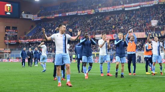 Los jugadores de Lazio, en el final del encuentro, festejan la victoria con su hinchada.