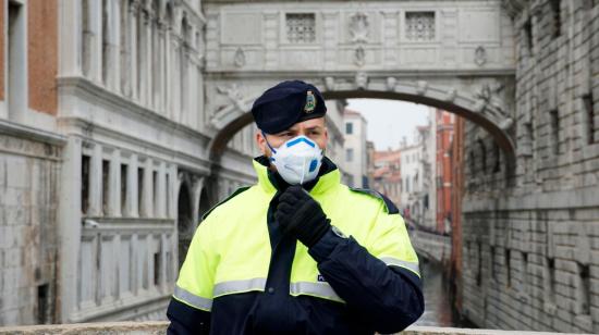 Un oficial de policía usa una máscara facial protectora durante el Carnaval en Venecia, Italia, el 23 de febrero de 2020.