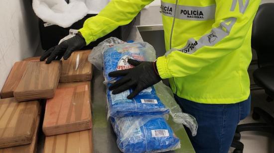 Las autoridades encontraron en el equipaje 6,6 kilos de cocaína empacados en seis envoltorios plásticos de color celestre. 