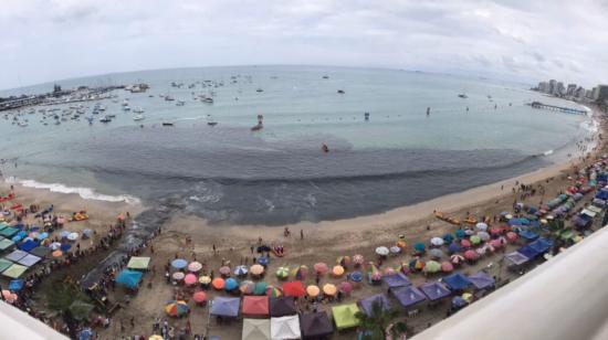 La apertura de una alcantarilla provocó una mancha negra en la playa de Salinas. El cantón tiene una población flotante que supera los 200.000 habitantes. 