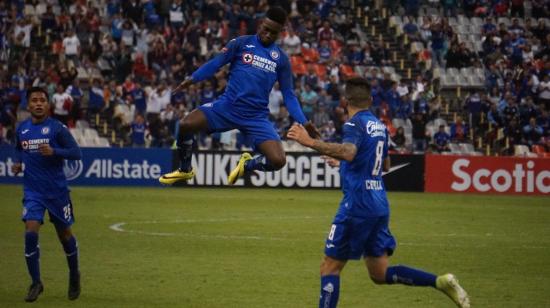 El volante ecuatoriano anotó el 4-0 en la victoria del Cruz Azul.