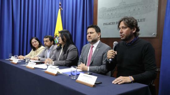 Los ministros de Educación, Salud, Obras Públicas, el presidente del IESS y el Presidente del Consejo de Gobierno del Régimen Especial de Galápagos.